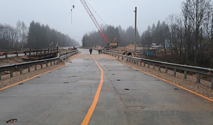 В Тверской области ремонтируют мост через реку Райчона