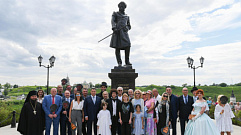Бронзовая скульптура Александра Пушкина в Старице расположилась на улице, названной в честь поэта