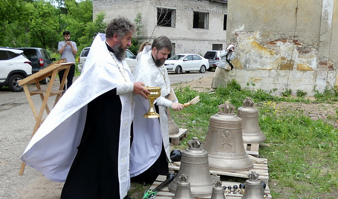 Восемь колоколов появились в возрождаемом храме в Старице