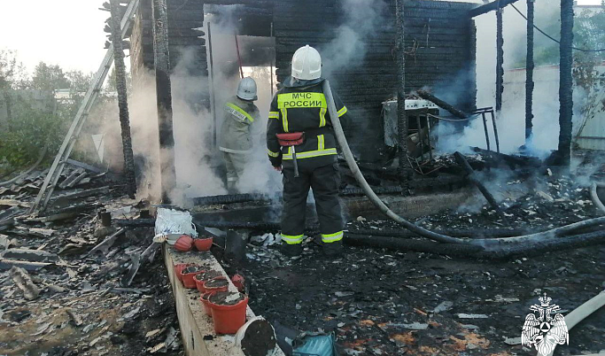 В деревне Удомельского округа ночной пожар уничтожил дачный дом