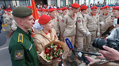 В Твери курсант сделал предложение возлюбленной перед торжествами в честь 78-летия Победы