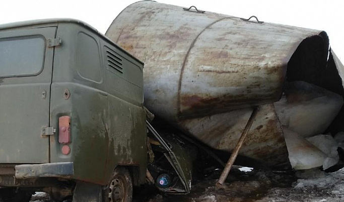 В Тверской области упавшая водонапорная башня раздавила автомобиль