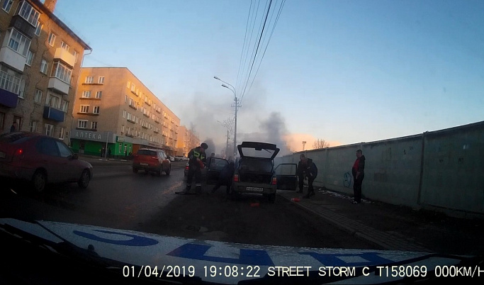 В Тверской области сотрудники ДПС помогли водителю потушить автомобиль