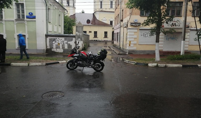 Мотоцикл и автомобиль не поделили дорогу в Твери