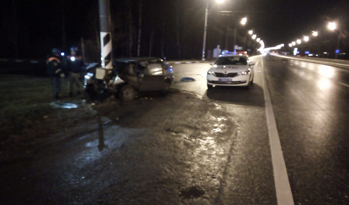 В Тверской области водитель на ВАЗ врезался в столб, трое пострадали