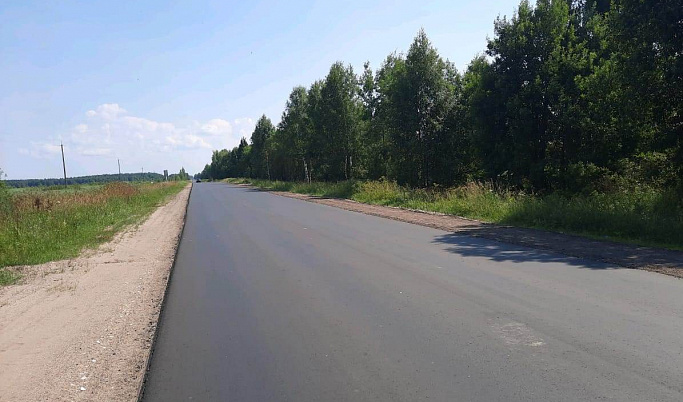 На трассе в Тверской области укладывают 27 километров нового асфальта