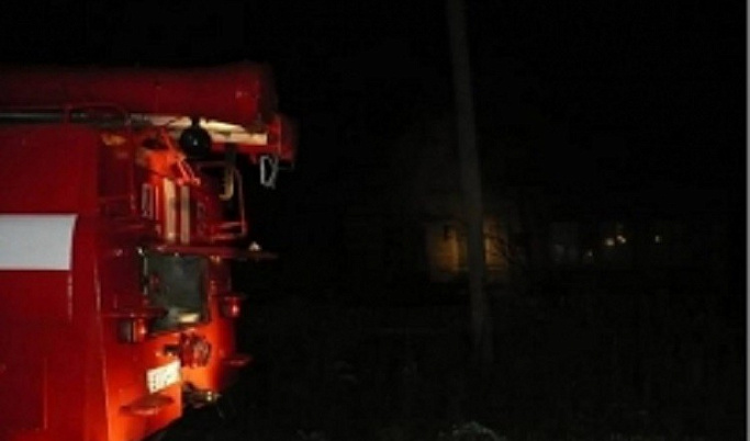 Ночью в Вышнем Волочке спасатели эвакуировали жильцов горящего дома