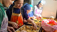 Сотни булочек в форме жаворонков испекли дети из Тверской области