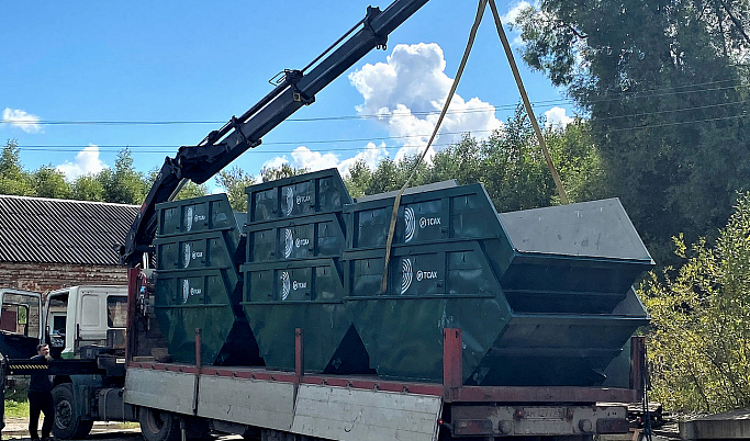 В Ржев доставили новые мусорные контейнеры 