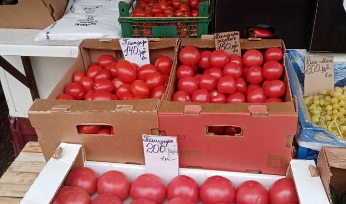 На рынке в Кашине торговали с нарушениями томатами, виноградом и хурмой