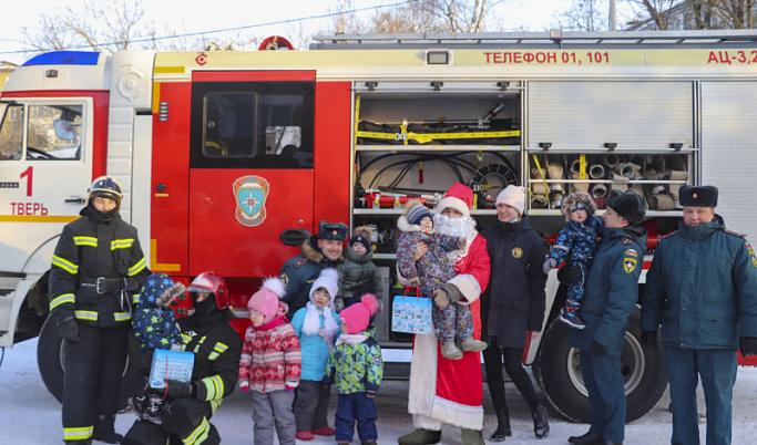 «Пожарный Дед Мороз» поздравил воспитанников детских домов Тверской области с наступающим праздником