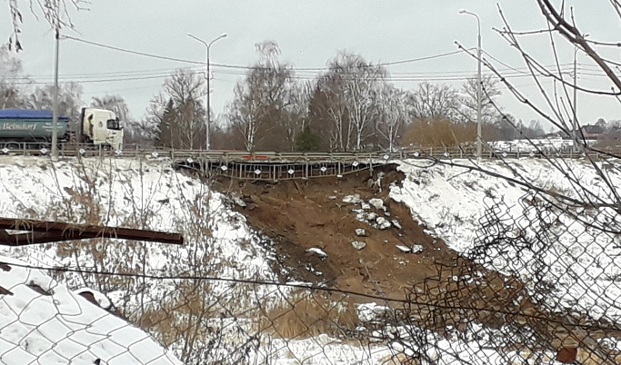 На трассе М-9 в Тверской области обрушился тротуар рядом с мостом