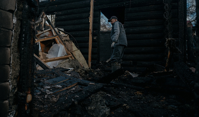 Под Тверью из-за пожара многодетная семья осталась без дома
