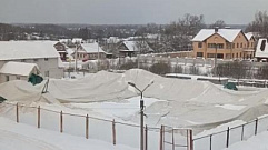 В Нелидово из-за снега сложился надувной купол ФОКа