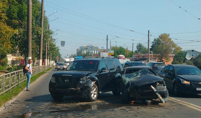 В Твери столкнулись три автомобиля, пострадал виновник ДТП
