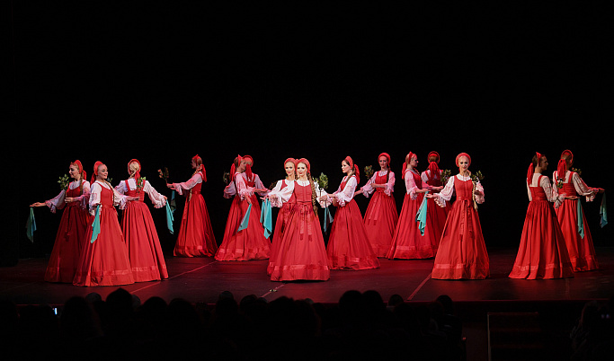 На сцене Тверского драмтеатра выступил легендарный хореографический ансамбль «Берёзка»