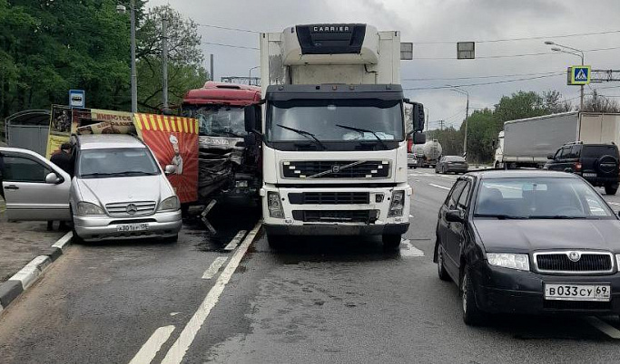 В Тверской области столкнулись четыре автомобиля, два человека пострадали