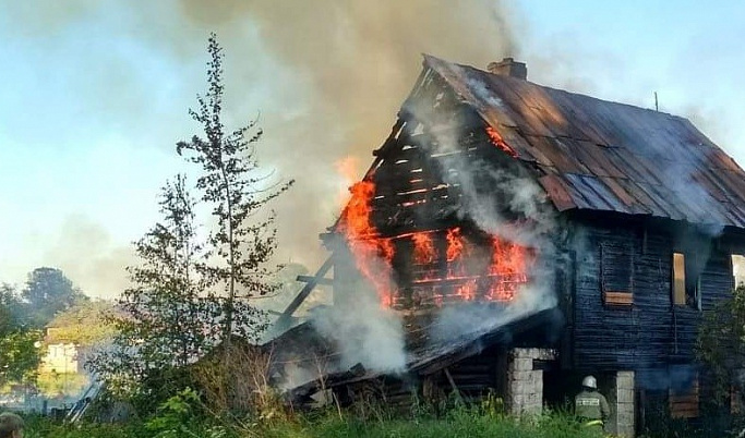 Старинный дом сгорел в Старице