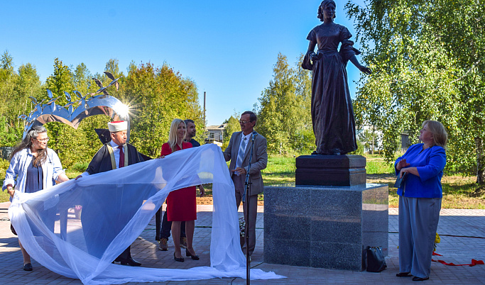 В Оленино торжественно открыли памятник основательнице посёлка