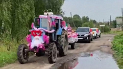 В Тверской области свадебный кортеж возглавил трактор