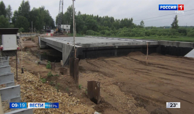 Под Тверью продолжается реконструкция моста через реку Ведемья
