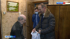 В Тверской области волонтеры дарят ветеранам новогодние подарки