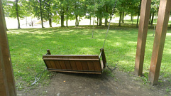 В Тверской области вандалы сломали качели в общественном парке