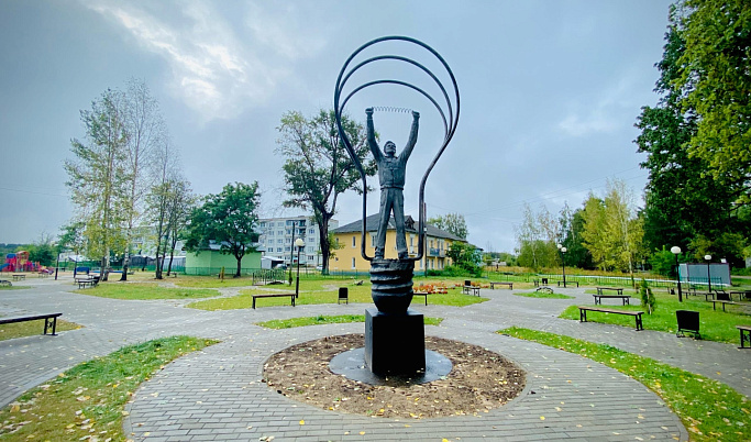 В Тверской области установили памятник в виде человека-в-лампочке