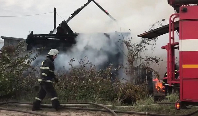 Пожар в Калининском районе уничтожил дом | Видео 