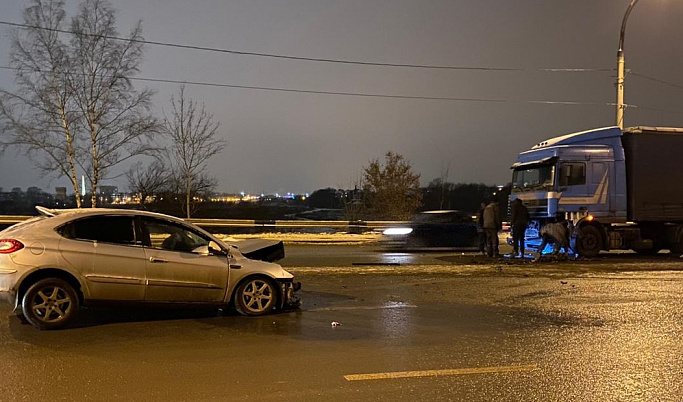 В Твери на Восточном мосту пьяный водитель иномарки попал под колёса фуры 