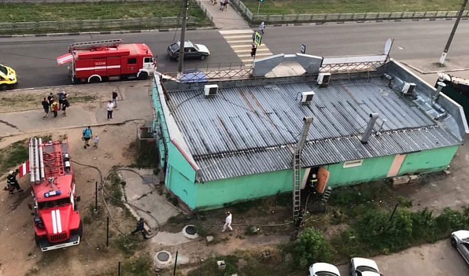 В Заволжском районе Твери посетителей эвакуировали из кафе из-за возгорания