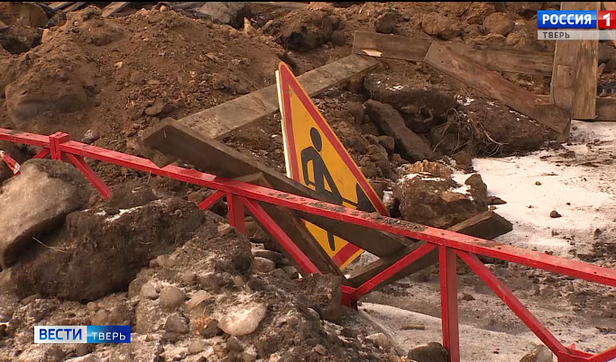 Жители нескольких улиц в Твери устали от постоянных раскопок во дворах
