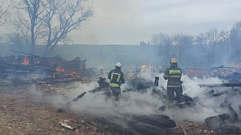 В деревне в Тверской области загорелось шесть домов