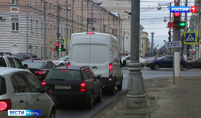 Перекресток раздора: в Твери автомобилисты не могут поделить полосу на Советской