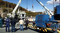 4 крана поднимают виадук, обрушившийся на трассу во Владивостоке