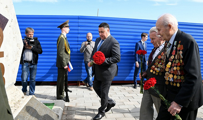 Губернатор Игорь Руденя возложил цветы к закладному камню на месте строительства Ржевского мемориала