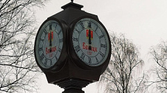 В Бежецке установили арт-объект в виде часов