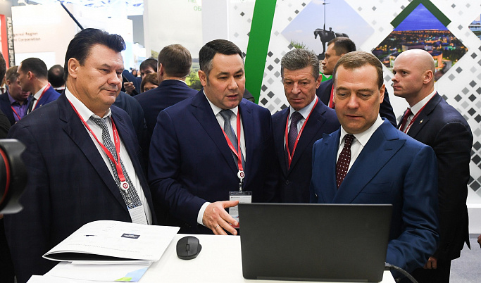 Дмитрий Медведев ознакомился со стендом Тверской области на инвестиционном форуме