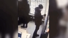 В Твери задержали мужчину за кражу смартфона с витрины магазина 