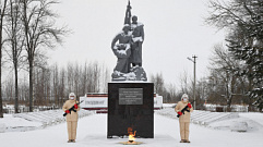 Губернатор возложил цветы к мемориалу «Воинское захоронение» в Вышнем Волочке