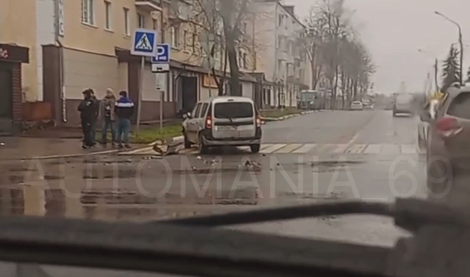 Водитель легковушки врезался в дорожный знак во Ржеве