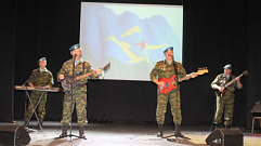 На сцене ДК «Химволокно» выступил ансамбль «Голубые береты»