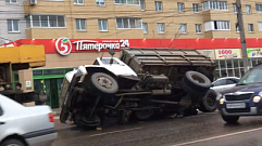 В Заволжском районе Твери грузовик завалился на бок