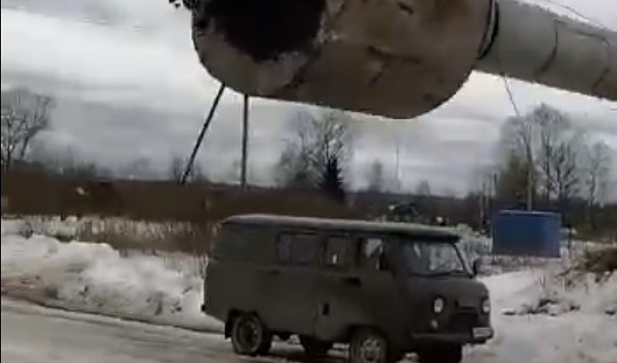 Падение водонапорной башни на автомобиль в Тверской области сняли на видео