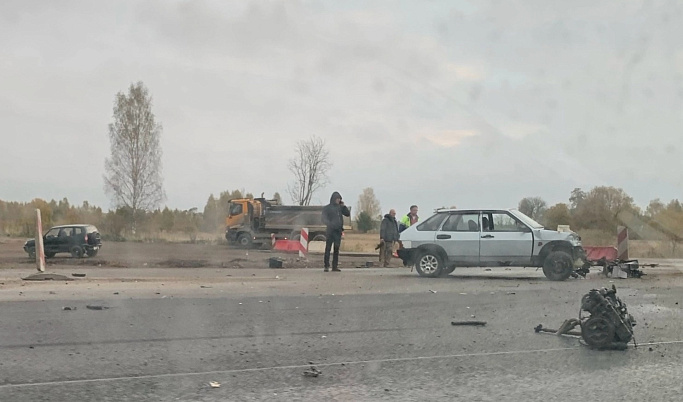 В Тверской области после ДТП у легковушки отлетел двигатель