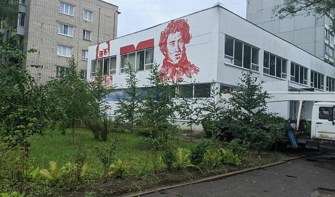 На библиотеке в Тверской области Джокер нарисовал Пушкина и Чехова