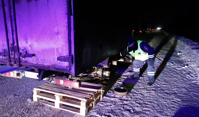 В Тверской области инспекторы ДПС не дали замерзнуть водителю сломавшейся «Газели»
