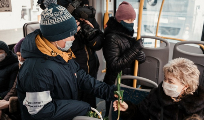 В тверских автобусах в честь 8 марта женщинам дарят тюльпаны 