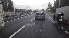 Под Тверью 47-летний мотоциклист упал на дороге