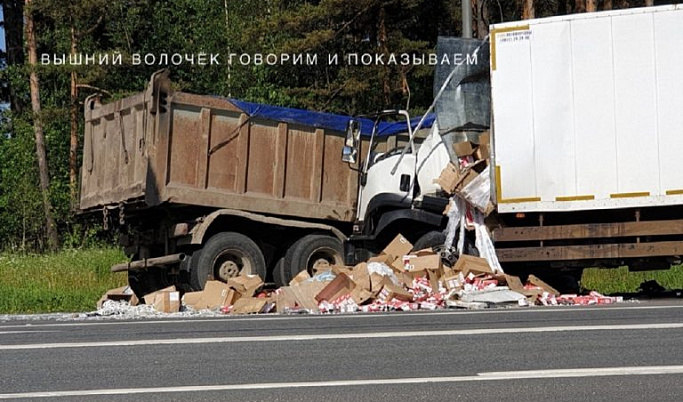 Литры молока вылились на дорогу в результате аварии в Тверской области